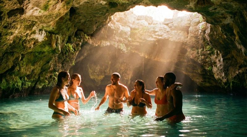 Beispielergebnis: Ehrliches Gruppenfoto im Freien im Naturpool