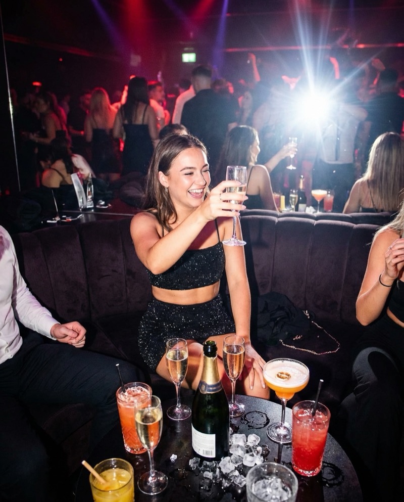 Beispielergebnis: Nightclub Booth Flash (Halbkörper, Partyfotos)