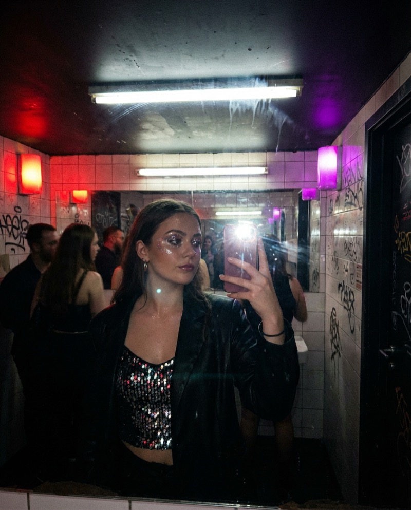 Beispielergebnis: Nightclub Mirror Selfie